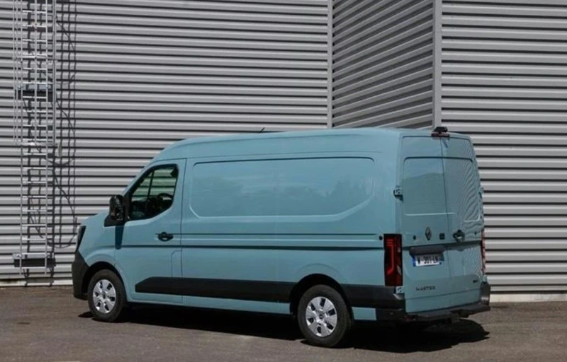 Yeni Renault Master E-Tech Tanıtıldı! Güncellenen Batarya Ve 220 Volt Priz Desteğiyle Geldi