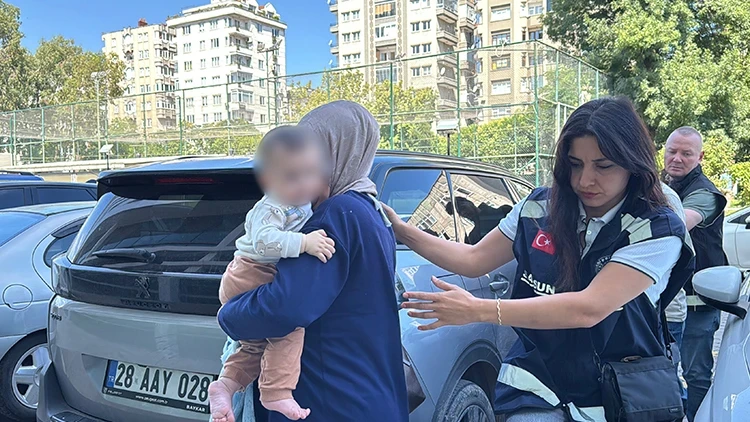Kucağında Bebekle Yakalandı! Çantasından 1 Kilo 210 Gram Metamfetamin Çıktı