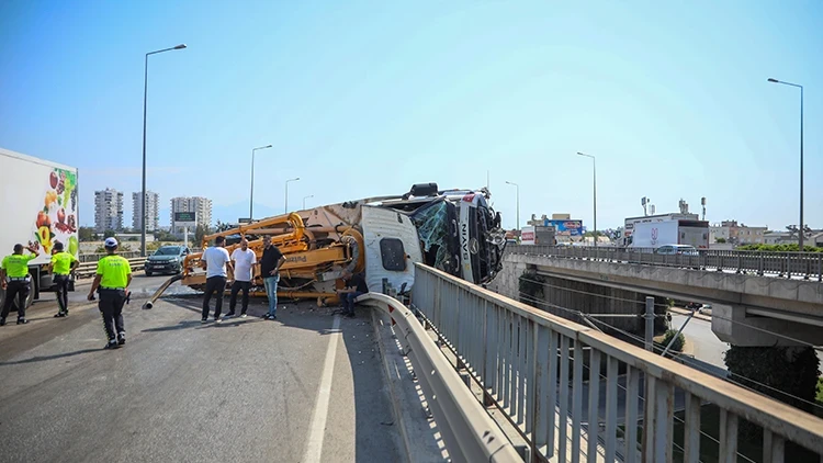 Antalya'da Beton Pompası Kamyonu Üst Geçitte Yan Yattı! Tramvay Seferleri Aksadı
