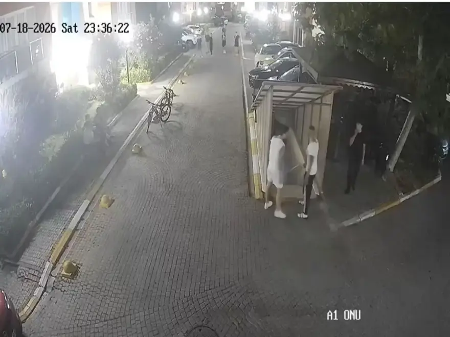 Esenyurt'ta Site Bahçesinde 15 Yaşındaki Çocuğa Saldırı İddiası Kamerada