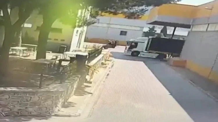 İzmir'de TIR İle Çarpışan Forkliftin Sürücüsü Hayatını Kaybetti