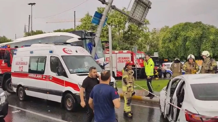 Eyüpsultan'da Korkunç Kaza Yolcu Otobüsü Otomobile Çarptı: Çok Sayıda Yaralılar Var