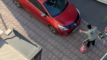 Kağıthane'de Otopark Ücreti Tartışması Kameraya Yansıdı: Sürücü Aracını Valenin Üzerine Sürdü