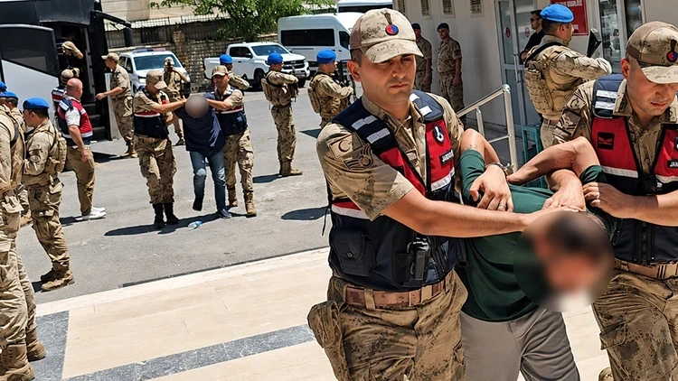 Şanlıurfa'da Sahte Jandarma Kontrol Noktası Kurup 13 Kilo Altın Gasp Eden 9 Şüpheli Adliyeye Sevk Edildi
