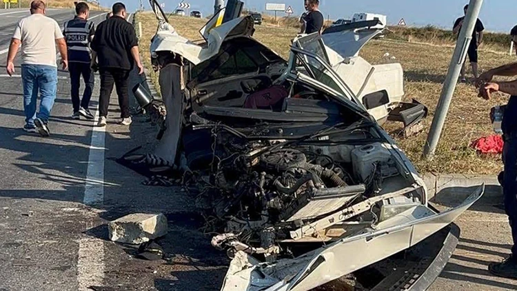 Tekirdağ'da Otomobil İkiye Bölündü: Genç Sürücü Kazayı Hafif Yaralı Atlattı