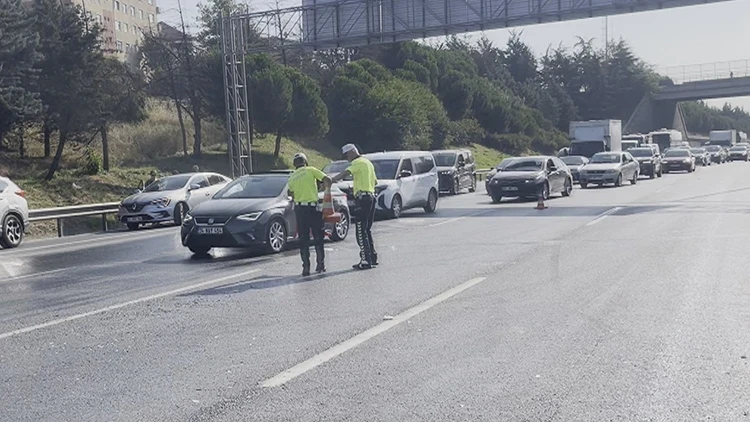 İstanbul TEM Otoyolu'nda 10 Araç Birbirine Girdi: Yaralılar Var
