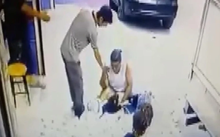 Gaziosmanpaşa’da Sokakta Oynayan 3 Çocuğa Saldırı Kamerada