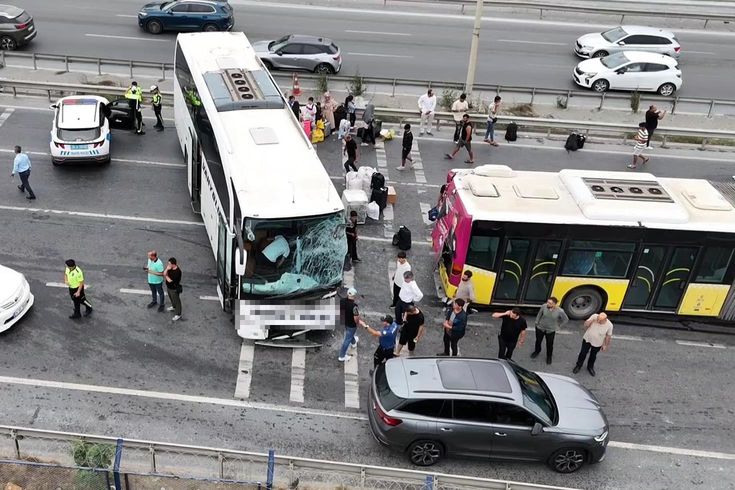 İstanbul’da Yolcu Otobüsü İETT Otobüsüne Çarptı: 5 Kişi Yaralandı