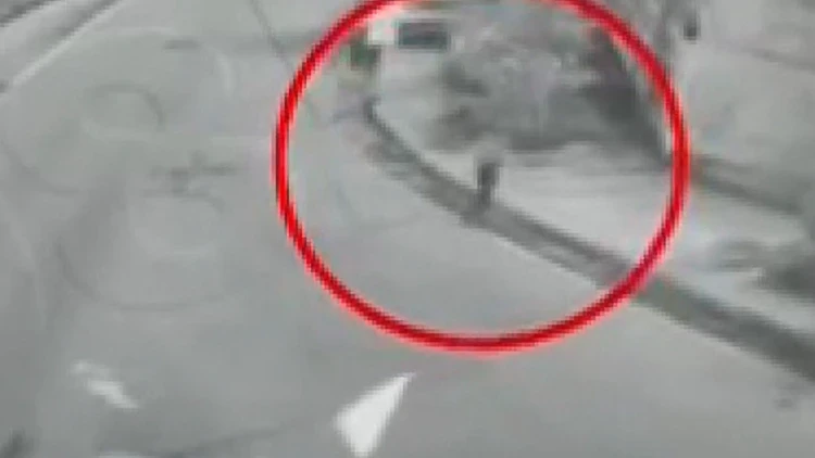 Bağcılar’da İş Yerine Silahlı Saldırı: Motosikletle Kaçan 2 Şüpheli Tutuklandı