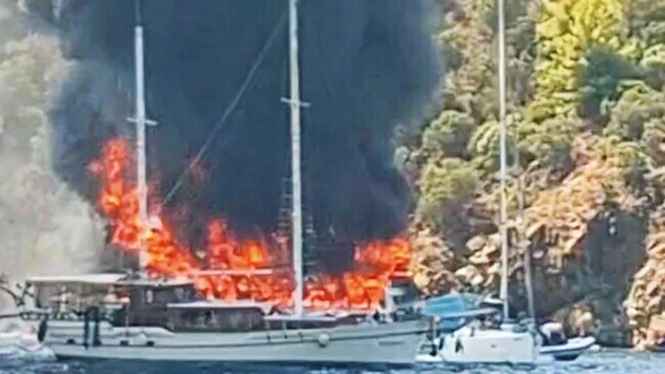 Fethiye’de Korku Dolu Anlar: Alevler Tekneyi Sardı, 115 Yolcu Denize Atladı