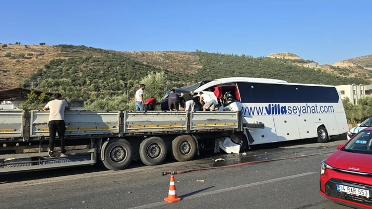Milas’ta Tur Otobüsü TIR’a Çarptı: 2 Kişi Hayatını Kaybetti, 8 Kişi Yaralandı