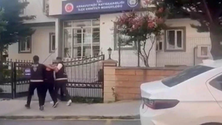 Arnavutköy’de İş Yerine Silahlı Saldırı: Şüpheliler Kameradan Tespit Edildi