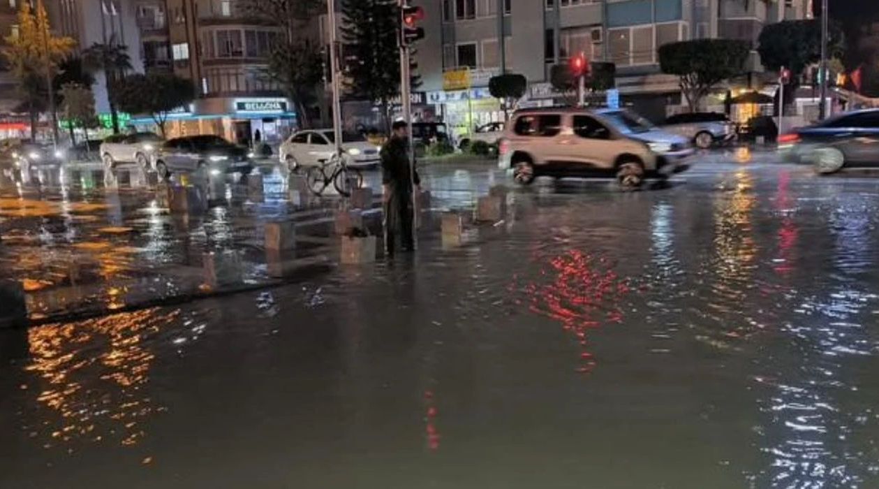 Alanya’da Dün Akşam Fırtına: Yağmurla Gelen Zor Anlar Alanya’da Dün Akşam Fırtına: Yağmurla Gelen Zor Anlar