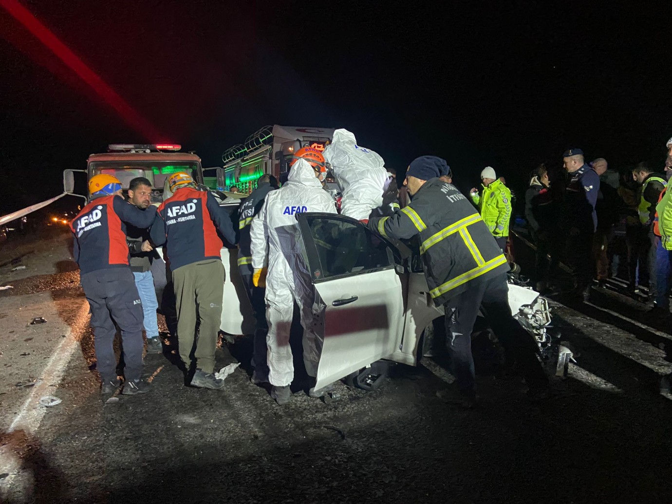 Niğde'de Trafik Kazası: 2 Kişi Hayatını Kaybetti, 1 Kişi Ağır Yaralı