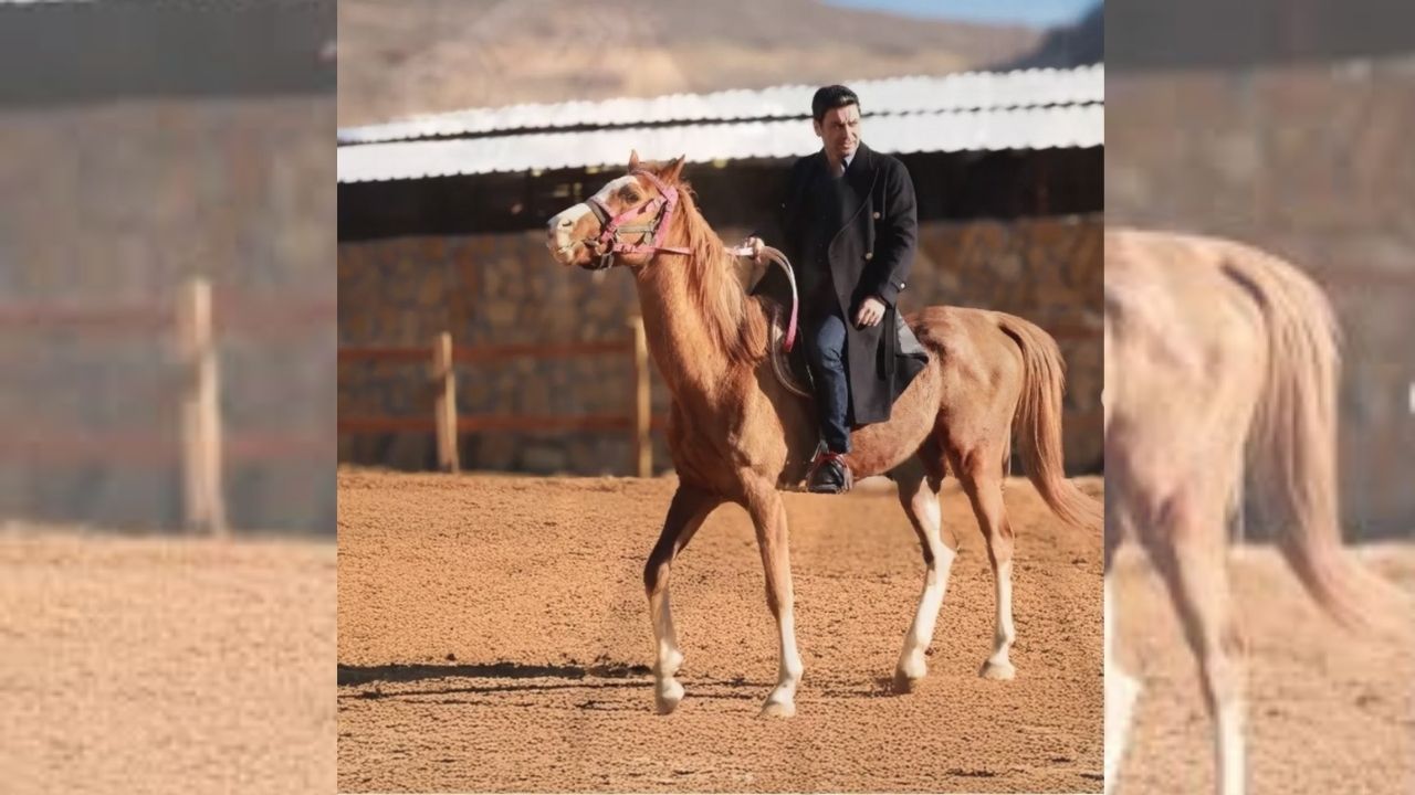 Ozan Akbaba'nın Uzak Şehir Tanıtımındaki Atlı Performansı İzleyicileri Büyüledi! Ozan Akbaba'nın Uzak Şehir Tanıtımındaki Atlı Performansı İzleyicileri Büyüledi!