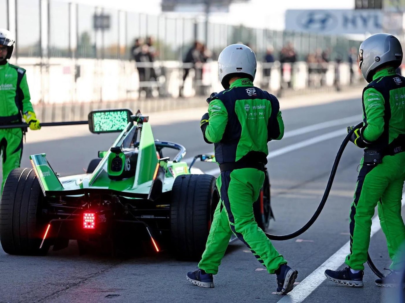 Formula E'nin Yeni İnovasyonu! 30 Saniyede %10 Şarj! Yarış Ortasında Hızla Güç Kazanacak!