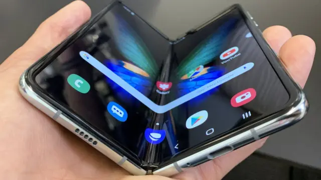 Samsung'un Devrim Niteliğindeki Üç Katlı Telefonu! Galaxy G Fold ile Teknolojide Yeni Bir Dönem Başlıyor!
