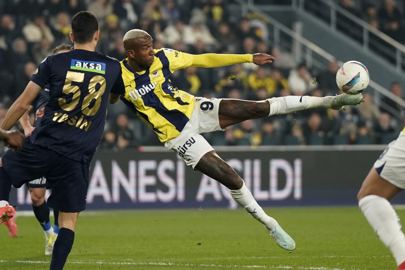 Fenerbahçe, Kasımpaşa’yı 3-1 Mağlup Ederek Seriyi 12 Maça Çıkardı Fenerbahçe, Kasımpaşa’yı 3-1 Mağlup Ederek Seriyi 12 Maça Çıkardı
