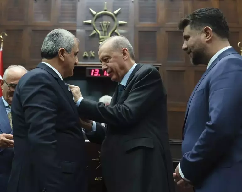 10 Belediye Başkanı AK Parti’ye Katıldı: Rozetleri Cumhurbaşkanı Erdoğan Taktı