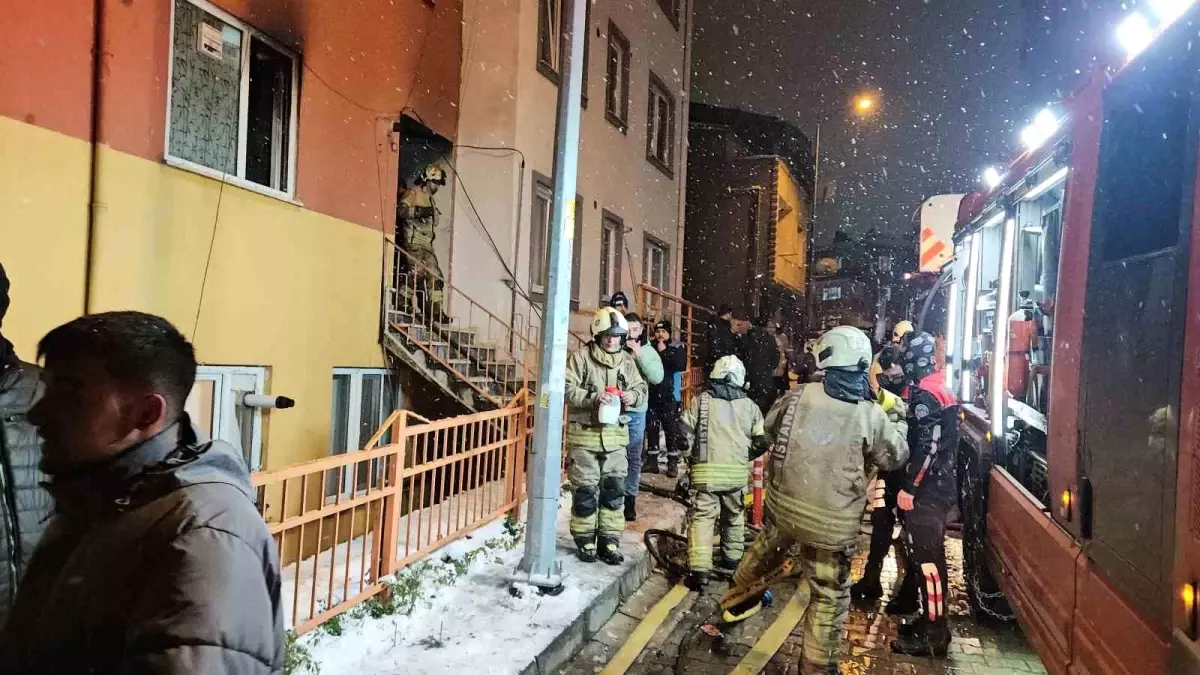 Kağıthane’de Korkutan Yangın! Elektrik Sobası Alev Aldı, 3 Kişi Hastaneye Kaldırıldı Kağıthane’de Korkutan Yangın! Elektrik Sobası Alev Aldı, 3 Kişi Hastaneye Kaldırıldı