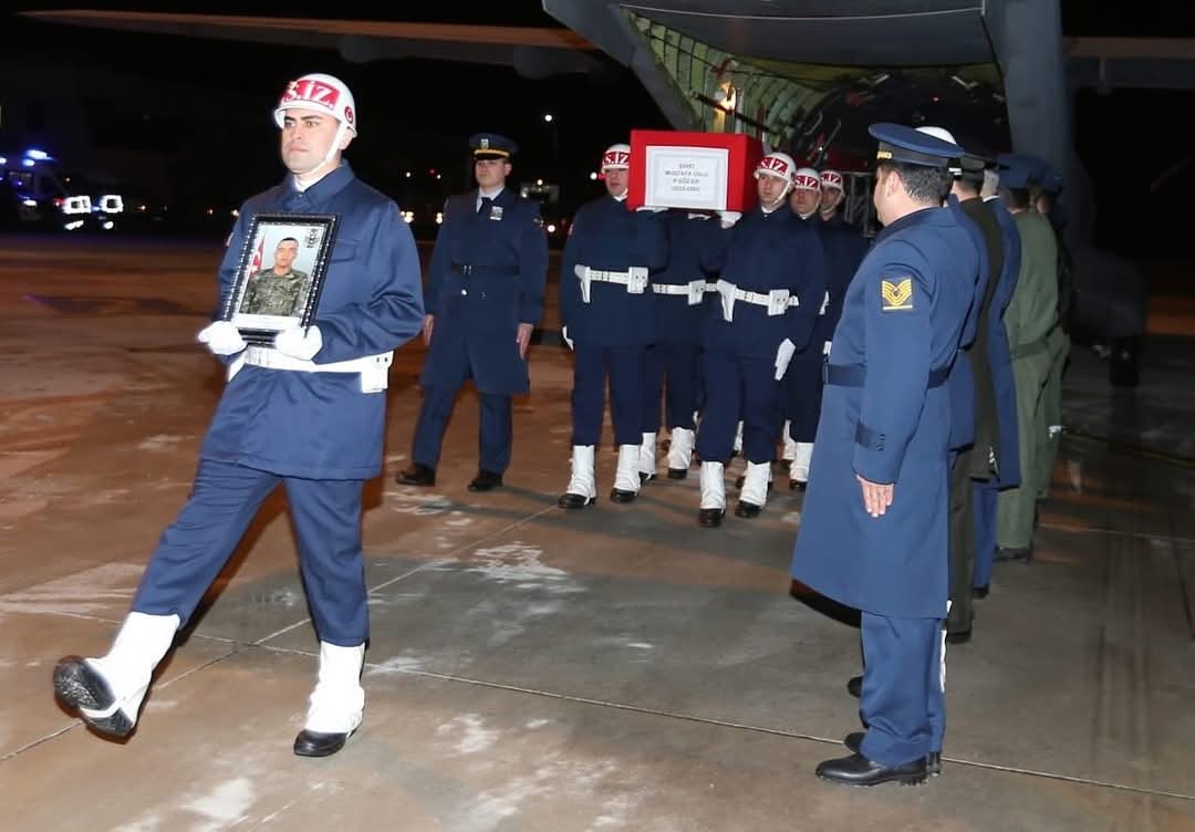 Şehit Mustafa Uslu’nun Cenazesi Havalimanında Karşılandı Şehit Mustafa Uslu’nun Cenazesi Havalimanında Karşılandı
