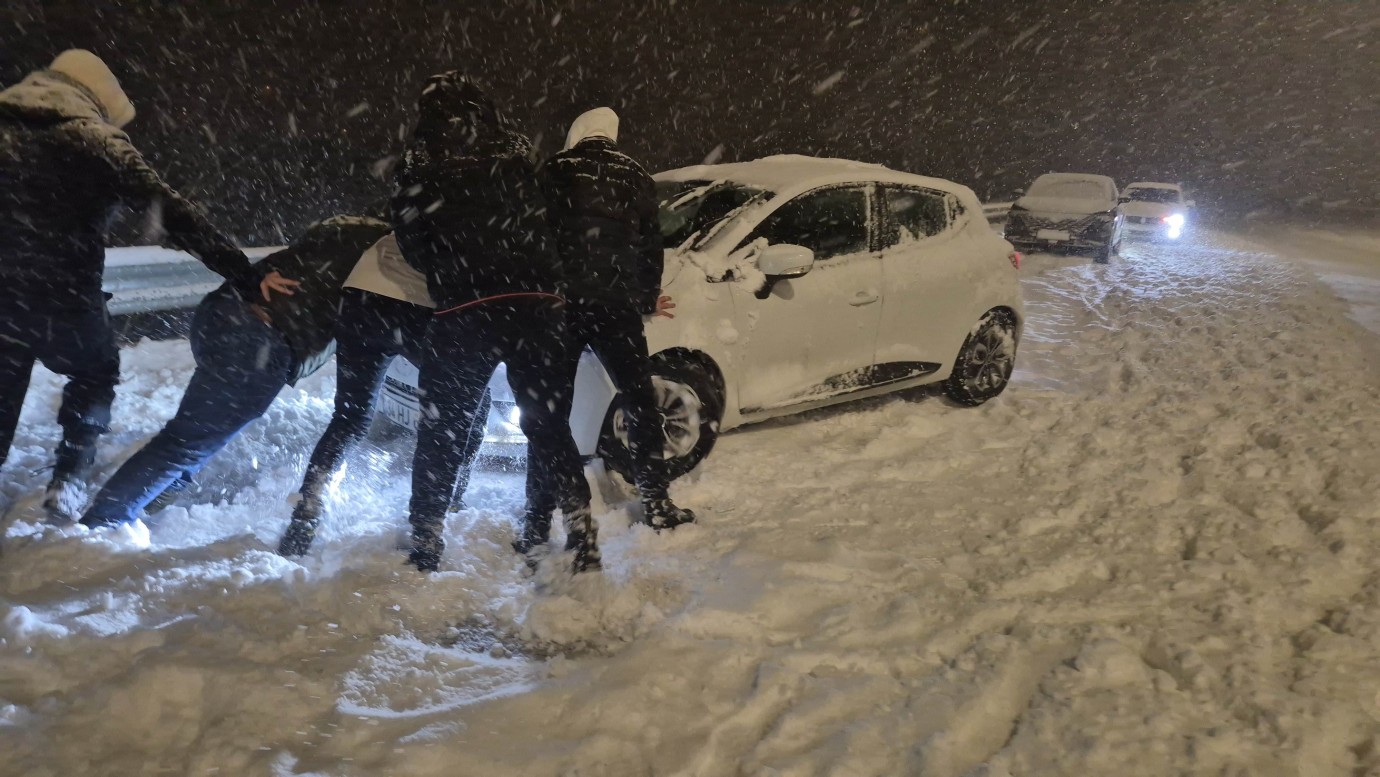 Bartın’da Kar Yaşamı Olumsuz Etkiledi, Bazı Vatandaşlar Eğlenceye Dönüştürdü