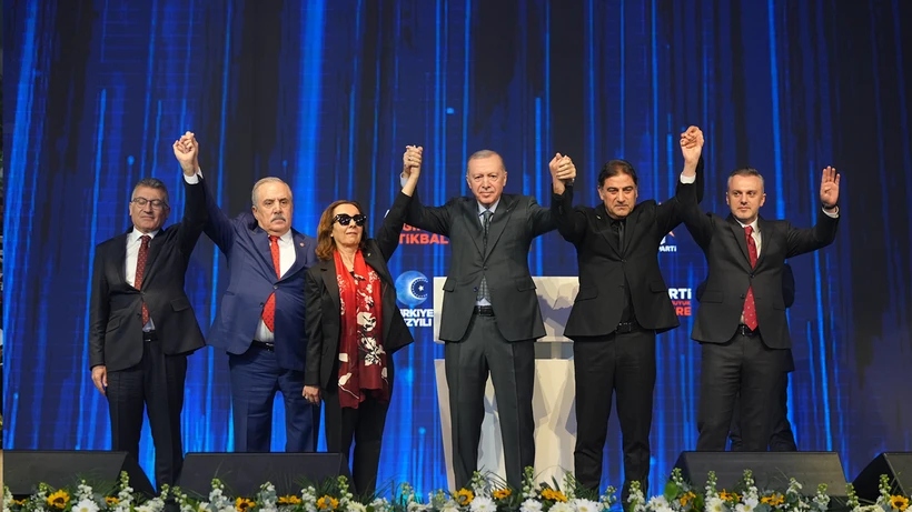 AKP Kongresi'nde Sürpriz Katılımlar! Üç Vekil Partiye Geçti