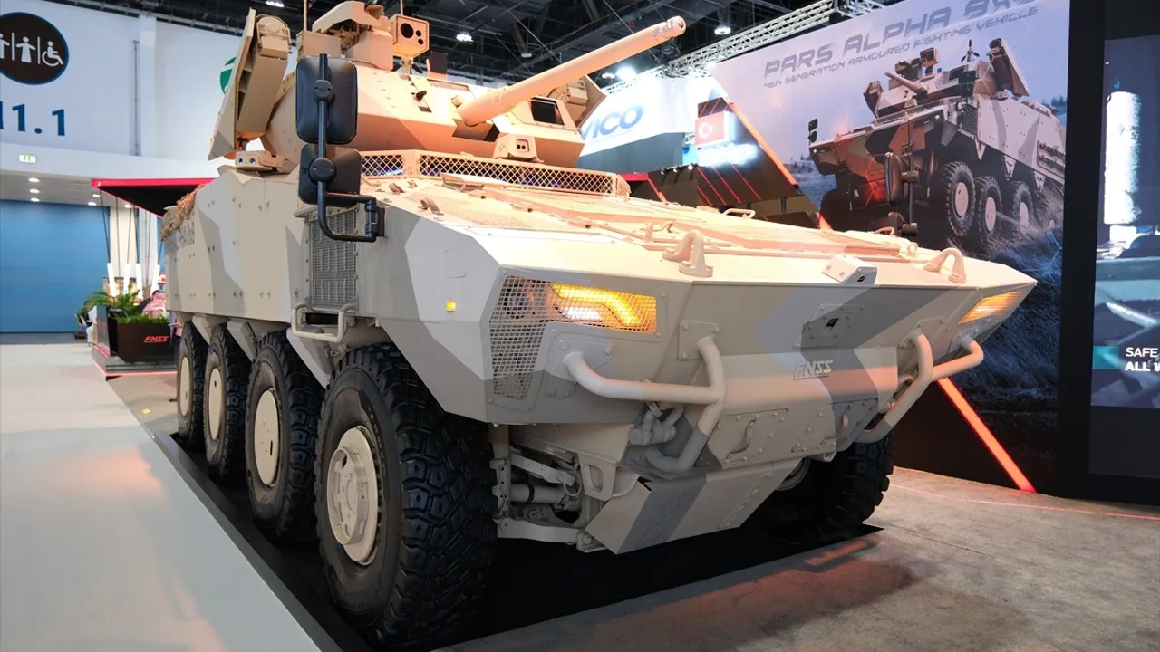 Savunma Sanayisinde Yeni Bir Dönem: Türkiye'nin 8x8 Zırhlı Aracı PARS ALPHA Tanıtıldı Savunma Sanayisinde Yeni Bir Dönem: Türkiye'nin 8x8 Zırhlı Aracı PARS ALPHA Tanıtıldı