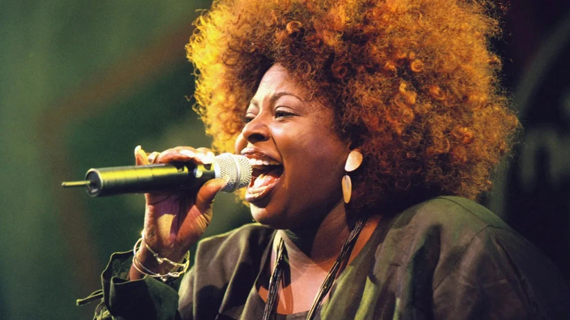 Ünlü Şarkıcı Angie Stone Trafik Kazasında Hayatını Kaybetti Ünlü Şarkıcı Angie Stone Trafik Kazasında Hayatını Kaybetti
