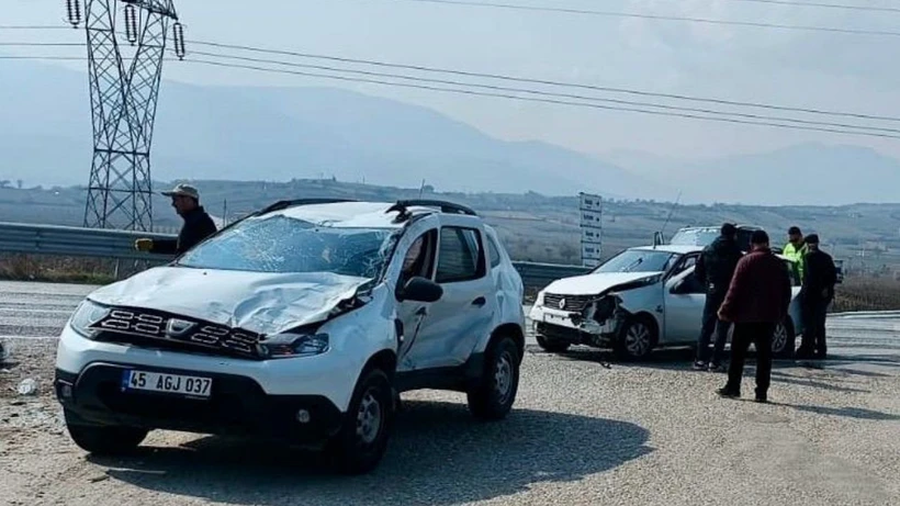Ani Çıkış Kazaya Neden Oldu! Manisa’da 6 Kişi Yaralandı Ani Çıkış Kazaya Neden Oldu! Manisa’da 6 Kişi Yaralandı