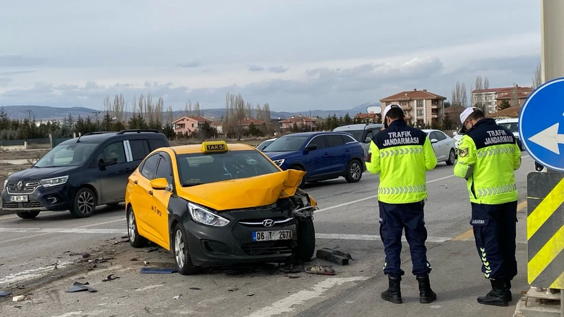 Ankara'da Otomobil ve Taksi Çarpıştı: 5 Yaralı!