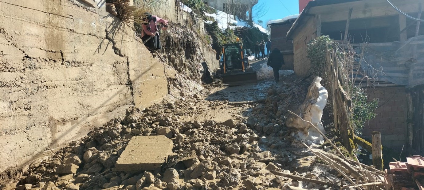 Rize'de Heyelan: 4 Ev Tahliye Edildi Rize'de Heyelan: 4 Ev Tahliye Edildi