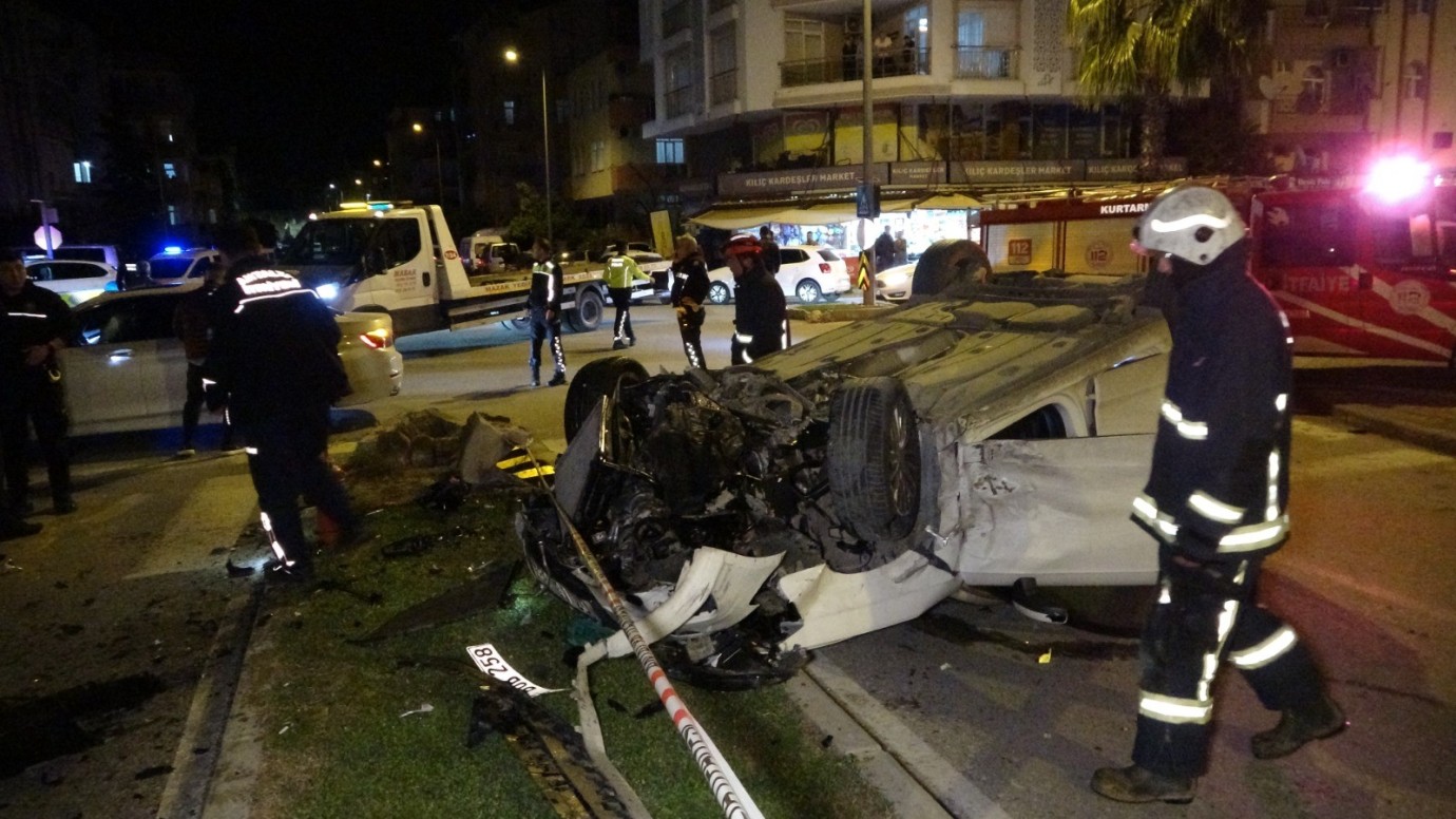 Antalya’da Ehliyetsiz Sürücü Dehşeti! Takla Atan Araçtan Kaçtı, 4 Kişi Yaralandı Antalya’da Ehliyetsiz Sürücü Dehşeti! Takla Atan Araçtan Kaçtı, 4 Kişi Yaralandı