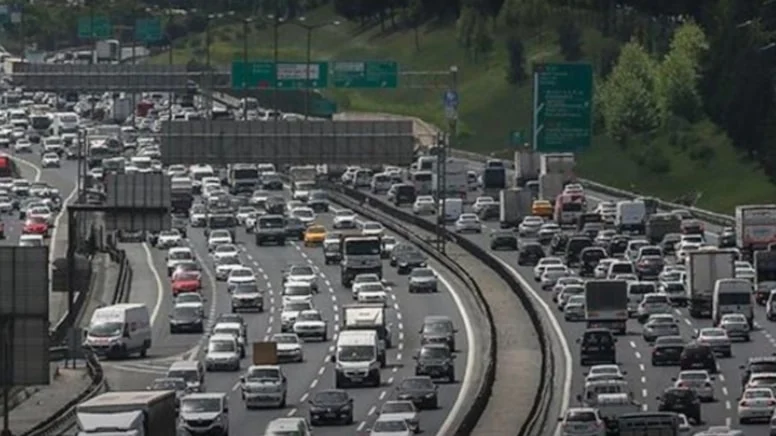 İstanbul’da Bahar Havası Trafiği Felç Etti