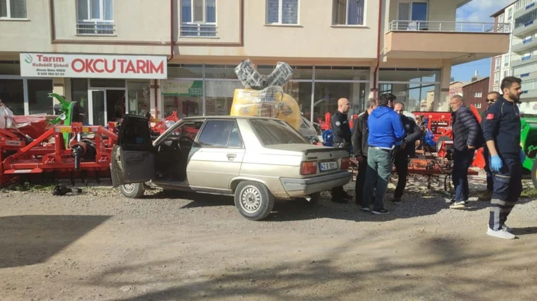 Seyir Halindeyken Vuruldu! Direksiyon Hakimiyetini Kaybedip Çarptı