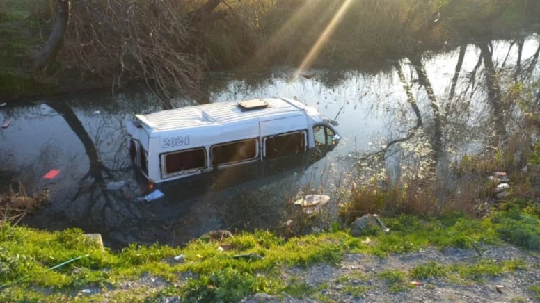 Manisa’da İşçi Servisi Dereye Uçtu! 8 Kişi Yaralandı Manisa’da İşçi Servisi Dereye Uçtu! 8 Kişi Yaralandı