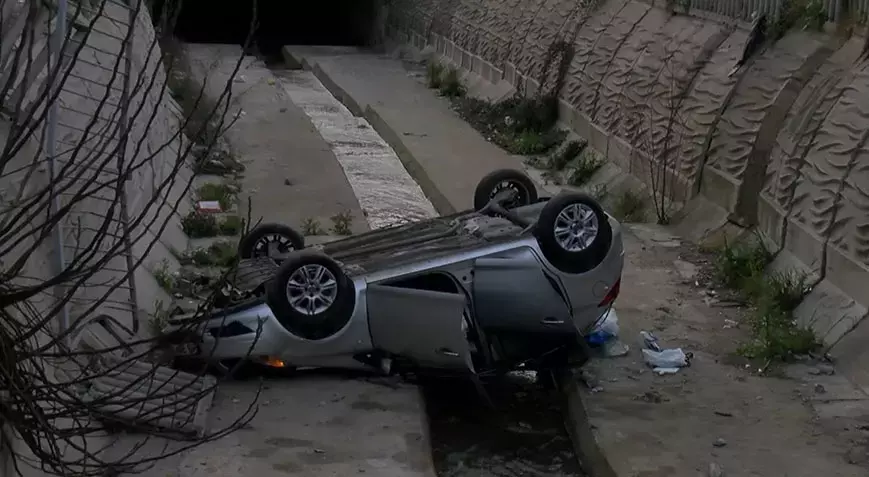 Pendik’te Feci Kaza: Otomobil Dereye Uçtu, 5 Kişi Yaralandı Pendik’te Feci Kaza: Otomobil Dereye Uçtu, 5 Kişi Yaralandı