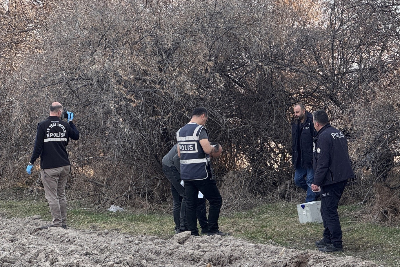 Kayseri’de Şüpheli Olay! Boş Arazide Baygın Bulunan 4 Kişiden Biri Ölü Bulundu
