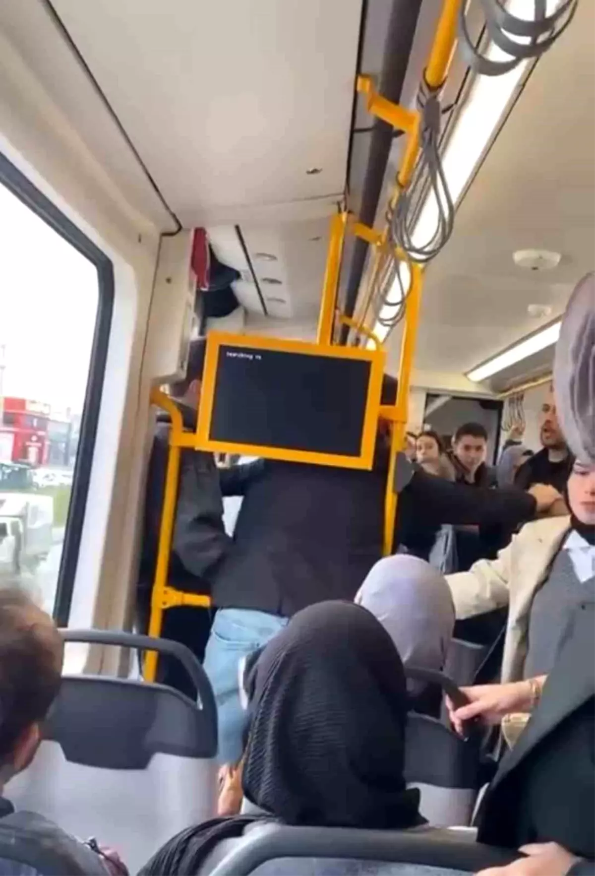 Bursa'da Metroda Kavga! Yolcular Arasında Yumruklar Havada Uçuştu