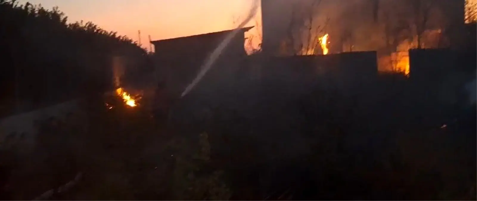 Hatay’da Ev Bahçesinde Yangın! İtfaiye Ekipleri Müdahale Etti