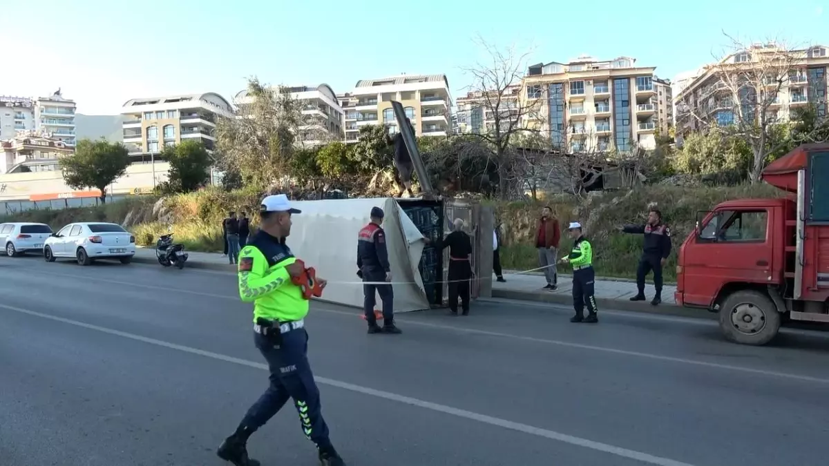 Alanya’da Muz Yüklü Kamyonet Devrildi: 1 Yaralı Alanya’da Muz Yüklü Kamyonet Devrildi: 1 Yaralı