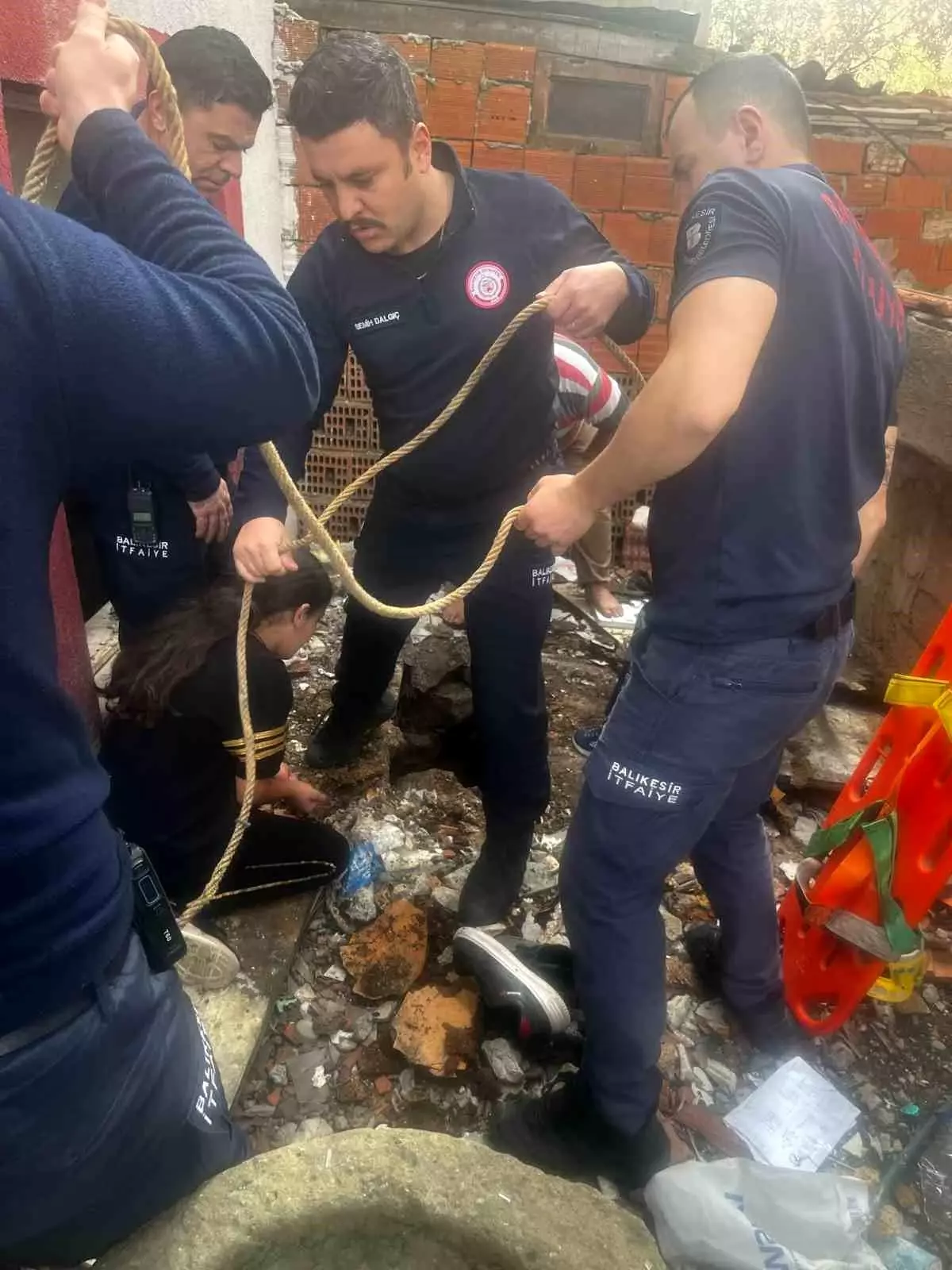 Balıkesir’de Korku Dolu Anlar! Küçük Çocuk Metruk Evdeki Kuyuya Düştü Balıkesir’de Korku Dolu Anlar! Küçük Çocuk Metruk Evdeki Kuyuya Düştü