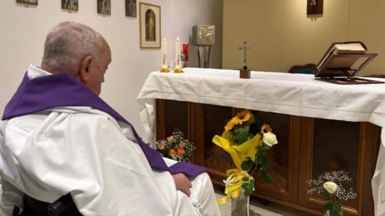 Vatikan, Hastanede Tedavi Gören Papa Franciscus’un Fotoğrafını Paylaştı Vatikan, Hastanede Tedavi Gören Papa Franciscus’un Fotoğrafını Paylaştı