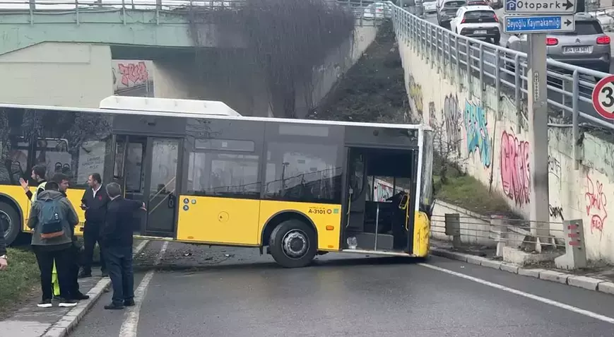Karaköy’de İETT Otobüsü Kaza Yaptı: Yol Trafiğe Kapandı