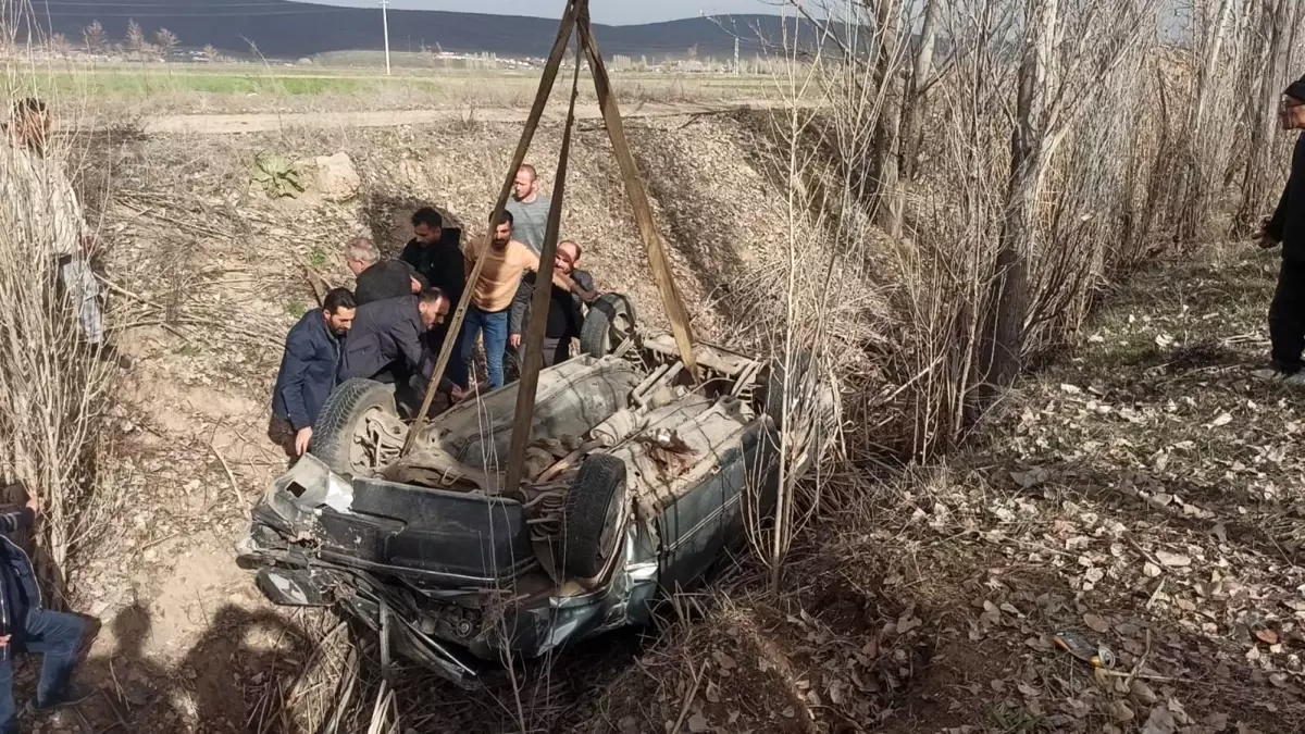 Kontrolden Çıkan Otomobil Kanala Devrildi! Sürücü Araç Altında Kaldı