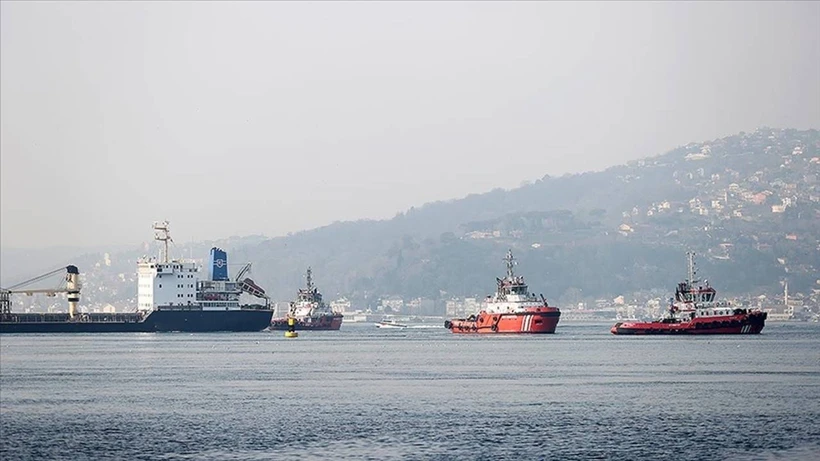 İstanbul Boğazı'nda Arızalanan Kuru Yük Gemisi Çekildi, Gemi Trafiği Normale Döndü