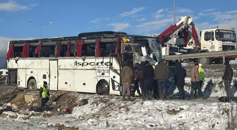 Afyonkarahisar’da Yolcu Otobüsü Şarampole Devrildi: 1 Ölü, 25 Yaralı