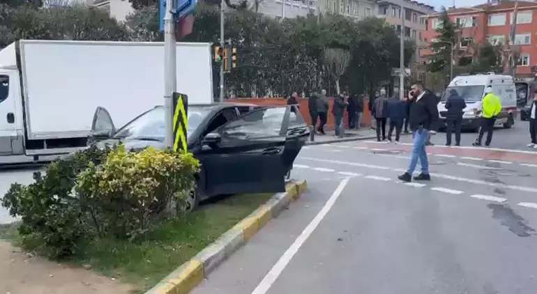 Küçükçekmece'de Silahlı Saldırı: Otomobilin Önü Kesildi, 1 Kişi Hayatını Kaybetti
