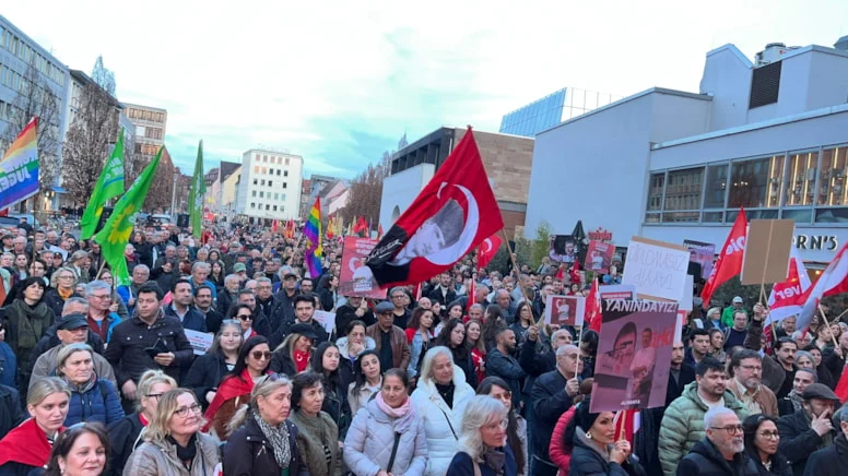 Nürnberg’de Ekrem İmamoğlu’na Destek Mitingi: Demokrasi ve Adalet Çağrısı Yükseldi