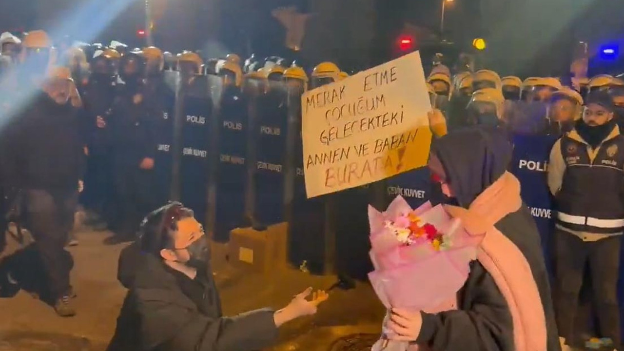 Saraçhane'de Direniş ve Aşk: Polis Barikatı Önünde Evlilik Teklifi